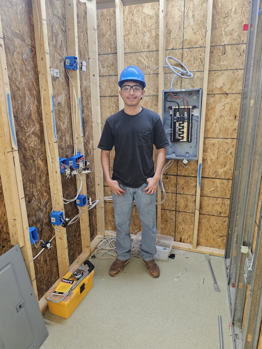 🎉 Celebrating #CTEMonth with a big shoutout to our stellar Electricity SkillsUSA regional winner! 🏆 Your dedication and skill in the trade truly electrify us all. Keep shining and sparking success! #CTE #SkillsUSA #ElectricityChampion @APSVirginia @APSCareerCenter @SuptDuran