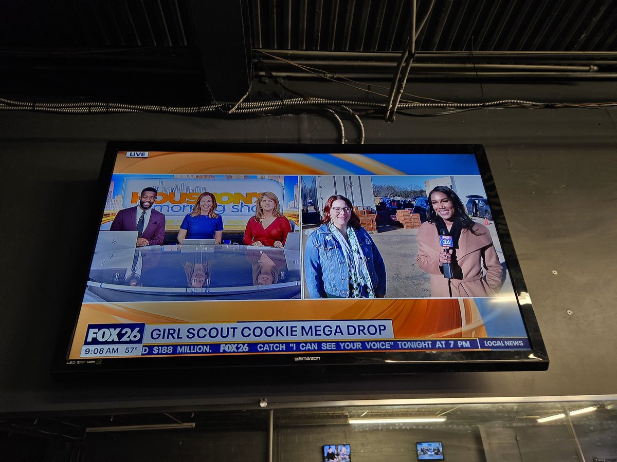 hardcorespin's tweet photo. I wake up every day to @FOX26Houston watching @DDillardTV @SallyMacFox26 @MelissaFox26 @DeniseFOX26 @NateGriffFOX26 sharing great news to our city 4am-10am. Caught my brother @big70vols this morning with Nate. #1Fox26NewsFan #GloryFitness is always locked in to #FOX26Houston https://t.co/Z0GGgxgiAg