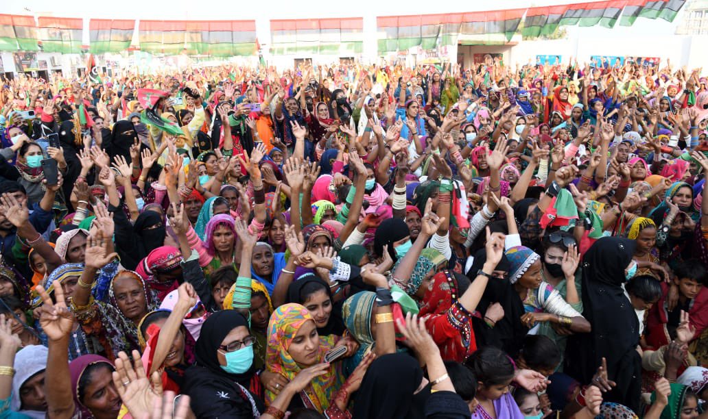 MediaCellPPP's tweet photo. کھپرو سانگھڑ میں بی بی آصفہ بھٹو زرداری کی خواتین کی کارنر مینٹنگ میں آمد ، خواتین کی بڑی تعداد میں کارنر میٹنگ میں شرکت اس بات کا واضح ثبوت ہے کہ 8 فروری کو ملک کی ہر ماں ، بہن اور بیٹی صرف تیر پہ ٹھپہ لگائیں گی۔

@AseefaBZ 
#چنو_نئی_سوچ_کو https://t.co/tP4cH2TgP5