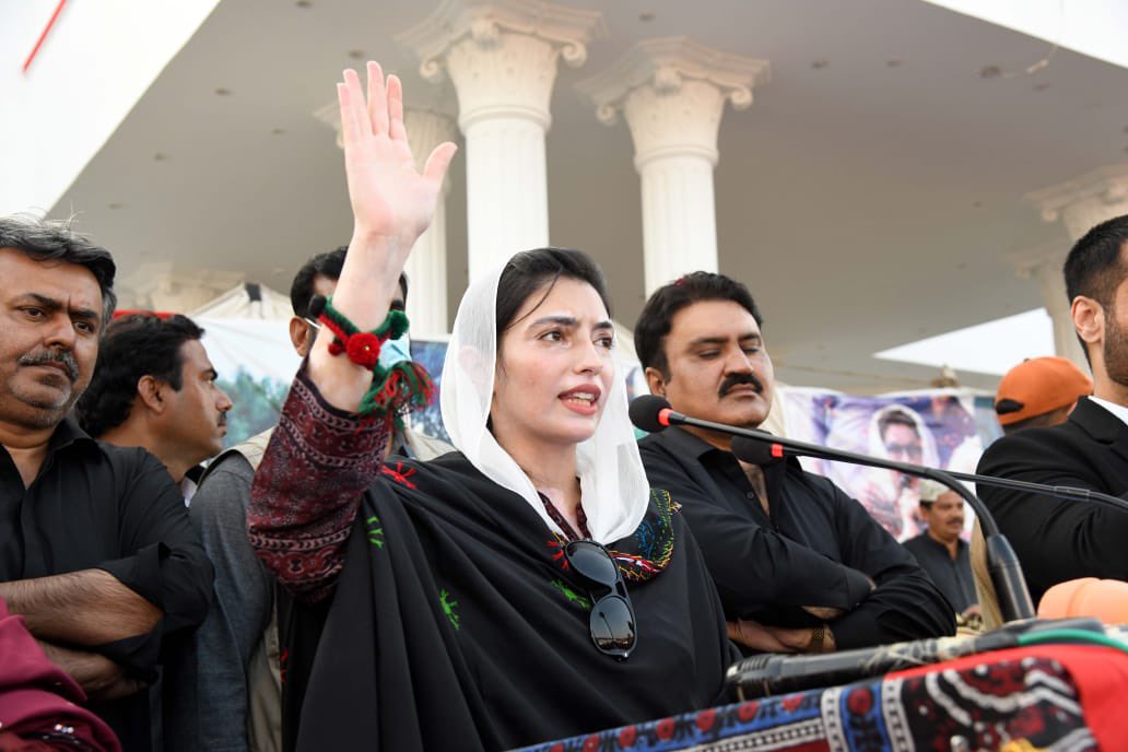 MediaCellPPP's tweet photo. کھپرو سانگھڑ میں بی بی آصفہ بھٹو زرداری کی خواتین کی کارنر مینٹنگ میں آمد ، خواتین کی بڑی تعداد میں کارنر میٹنگ میں شرکت اس بات کا واضح ثبوت ہے کہ 8 فروری کو ملک کی ہر ماں ، بہن اور بیٹی صرف تیر پہ ٹھپہ لگائیں گی۔

@AseefaBZ 
#چنو_نئی_سوچ_کو https://t.co/tP4cH2TgP5