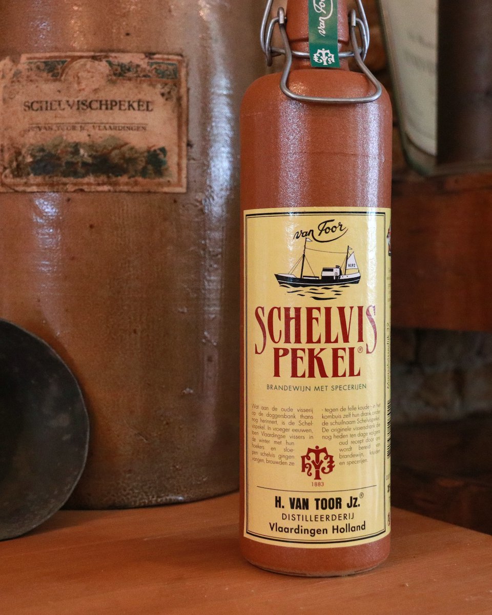 TastyTalesTV's tweet photo. It is said that Schelvispekel was one of #DavidBowie's favorite drinks. Van Toor distillery is one of the old Dutch distilleries. It is well known for its traditional spirits like Schelvispekel, a fisherman’s drink, that would become the mainstay of the business to this day. https://t.co/RLwf34we4B