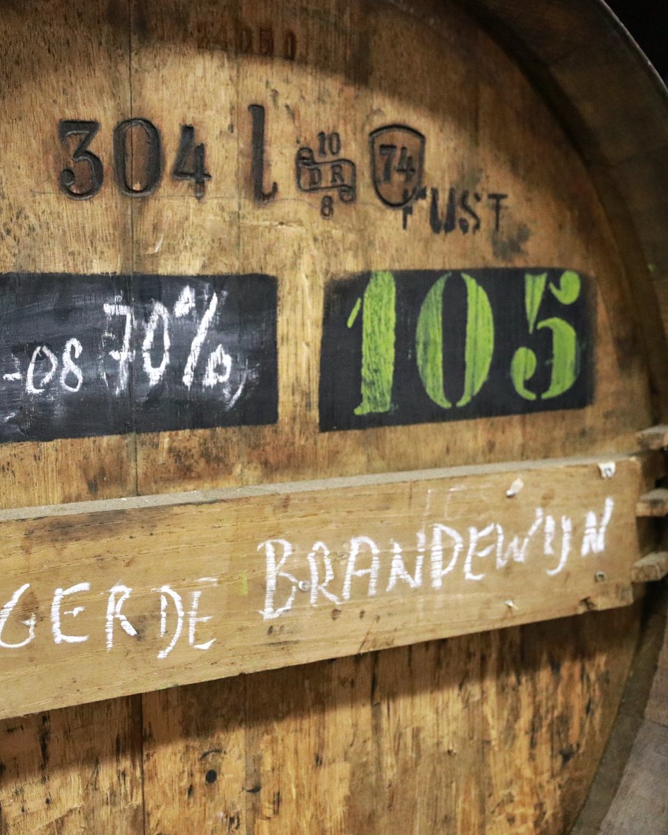TastyTalesTV's tweet photo. It is said that Schelvispekel was one of #DavidBowie's favorite drinks. Van Toor distillery is one of the old Dutch distilleries. It is well known for its traditional spirits like Schelvispekel, a fisherman’s drink, that would become the mainstay of the business to this day. https://t.co/RLwf34we4B