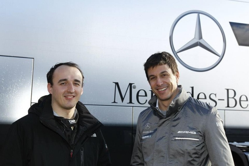 PadokoweSwiry's tweet photo. Spójrzmy jakie są fakty - Kubica zawsze o krok przed Hamiltonem: 
2004 - Macau 
2013 - Mercedes
2023/4 - Ferrari

Nie ma przypadków, są tylko znaki. Robert gra w szachy, kiedy inni grają w warcaby. Wszystko zaplanowane na 3 ruchy do przodu 😎

#Kubica #F1PL #ViaF1 https://t.co/Jwd0W8LKqy