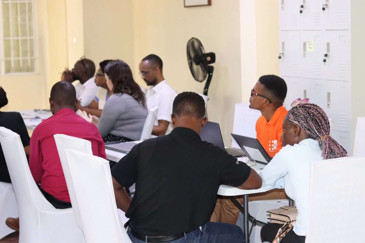 UNFPASierraleon's tweet photo. Exciting discussions today on social &amp; #gender norms &amp; power dynamics impacting youth health. We're meeting with government representatives, development partners &amp; young people to validate research on #FamilyPlanning conducted by @bbcmaSL with support from @UNFPA  &amp; @Irish_Aid. https://t.co/tsbvFs3MWn