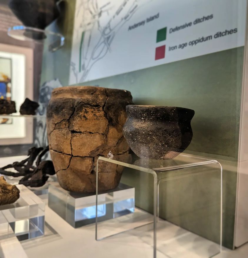 AbingdonMuseum's tweet photo. #Abingdon #FridayFinds #IronAge cooking pots made from gritty or sandy clay. Sometimes there are holes in the base possibly for straining cheese curds. We only know the location of the big pottery jar, which was found in Thrupp near Radley during an excavation by the @AAAHSociety https://t.co/NK1UlrQTUO