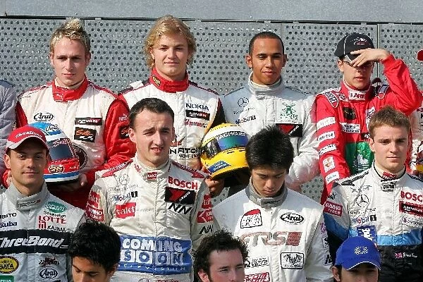 PadokoweSwiry's tweet photo. Spójrzmy jakie są fakty - Kubica zawsze o krok przed Hamiltonem: 
2004 - Macau 
2013 - Mercedes
2023/4 - Ferrari

Nie ma przypadków, są tylko znaki. Robert gra w szachy, kiedy inni grają w warcaby. Wszystko zaplanowane na 3 ruchy do przodu 😎

#Kubica #F1PL #ViaF1 https://t.co/Jwd0W8LKqy
