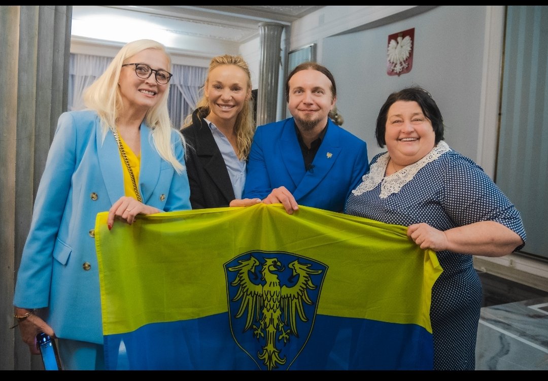 Yesterday, the Silesian language was heard in the Polish Sejm. The famous monodrama in Silesian. Silesian flag. Great show. Anyone who hasn't seen #MianujomMieHanka should definitely check it out. This is part of our Silesian history.
#Poland #Silesia