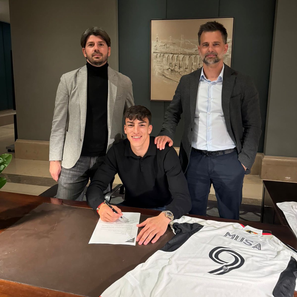 FabrizioRomano's tweet photo. 🚨🇺🇸 Official, confirmed. Petar Musa joins FC Dallas on €10m plus €3m deal from Benfica.

Here’s Petar Musa with agents Antonio Dedic and Denis Selimovic. https://t.co/uIPF1lLcBf