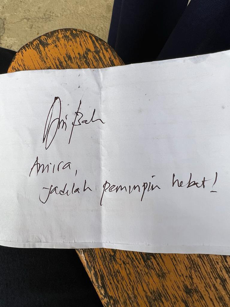 Dapat cerita dari Bapatua nya nih. 

Amira jauh-jauh pulang kampung dari Pekanbaru. Bolos sekolah hanya krn ingin berphoto dg Capres idolanya. 

Amira Syauqina Khalisa Dalimunthe. Saat ini duduk di kelas 3 Sekolah Dasar. Rajin puasa senin-kamis. Selalu rangking 1 di kelasnya 🥰🥰