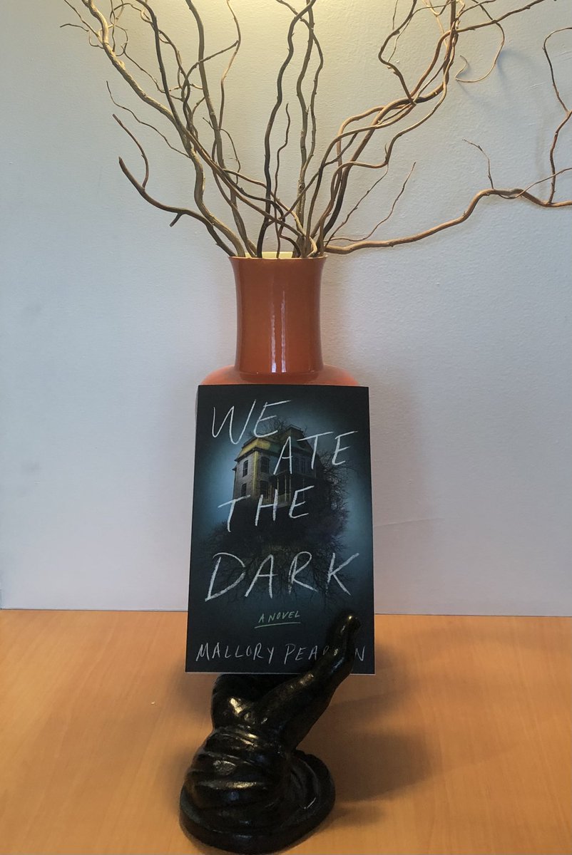 HAPPY PUB DAY to <a href="/yourmanne/">mallory 🏹</a>’s WE ATE THE DARK! This literary horror about ghosts, grief, and love both monstrous and kind is one of the most beautiful things I’ve ever read, and there’s nothing I’m prouder to be a part of. amazon.com/We-Ate-Dark-Ma…
