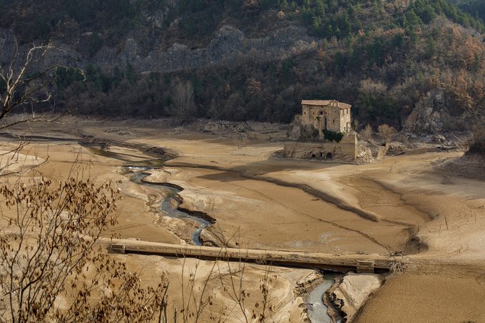 Tu també pots ajudar a fer front a la sequera. Com?

➡️ Repara les aixetes que degoten.
➡️ Tanca les aixetes mentre no fas servir l’aigua.
➡️ Instal·la aparells que economitzin el volum d’aigua.
➡️ No allarguis les dutxes.
➡️ Posa la rentadora i el rentaplats quan estiguin plens.