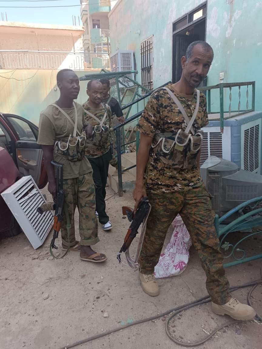 ربح البيع يا لقمان
كان عندما تشتد الكروب تجده في الصف الأمامي ربنا يصبر العم بابكر والعمة ست الناس والأخوان عمار وسفيان وصفوان وغسان وآل أبشر وآل عمر عبد العزيز وحبوبتك فاطمة بت يس 
تبكيك أبوسليم عن بكرة أبيها والحاج يوسف ورفاقك في الدفعة 
أنا لله وإنا إليه راجعون