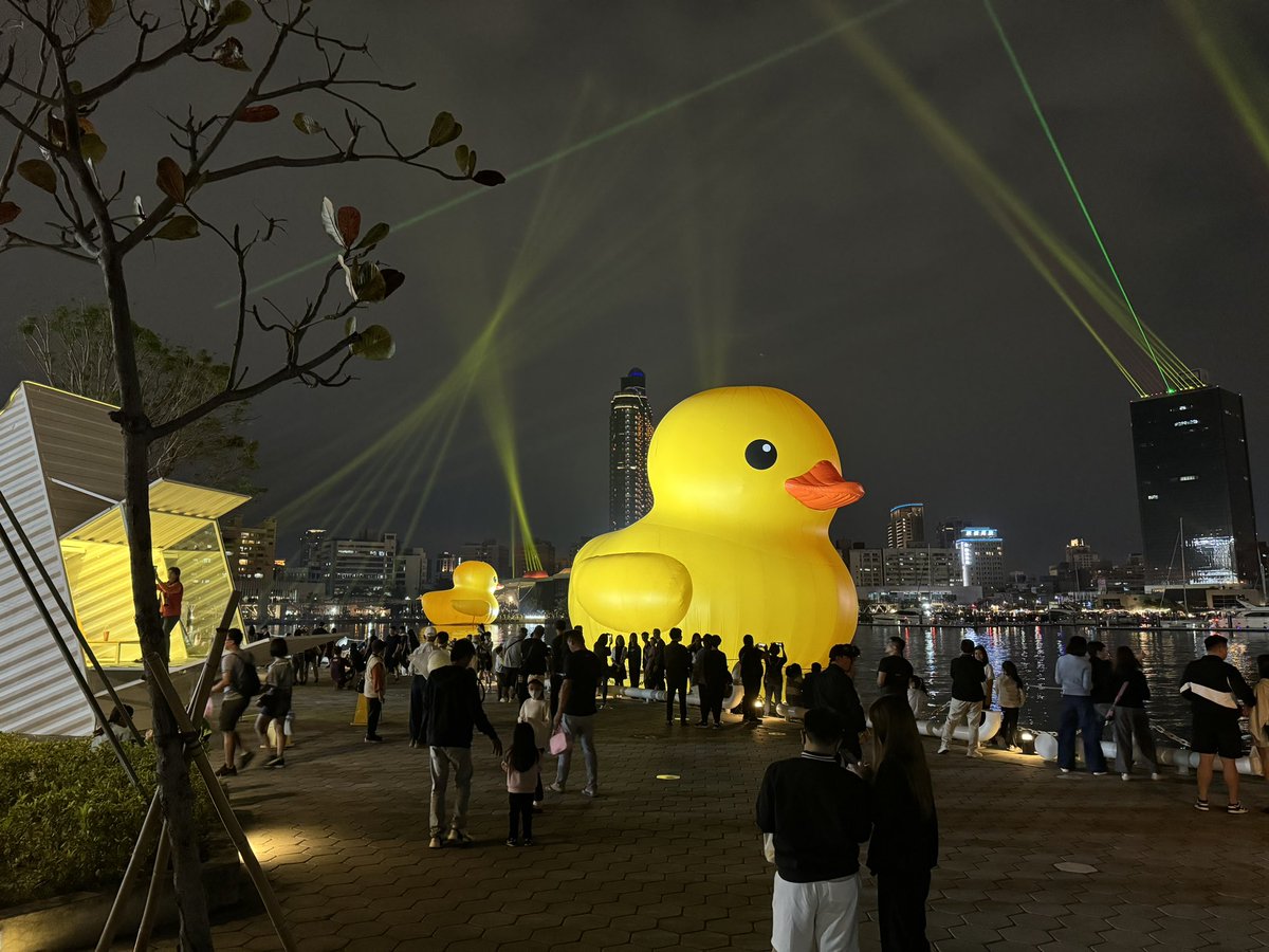 JenHauYang's tweet photo. Q: What could possibly be more exciting than seeing a giant 60 feet rubber duck?

A: THERE ARE TWO!! https://t.co/lBO7F7dWBz