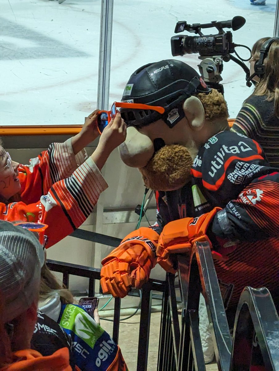 Smithsjs's tweet photo. @steelershockey @dowdy75 @FiveGuysUK Steeler Dan didn't want to miss out! 🧡😎🧡 #shadesoforange https://t.co/dIEH03qCTs
