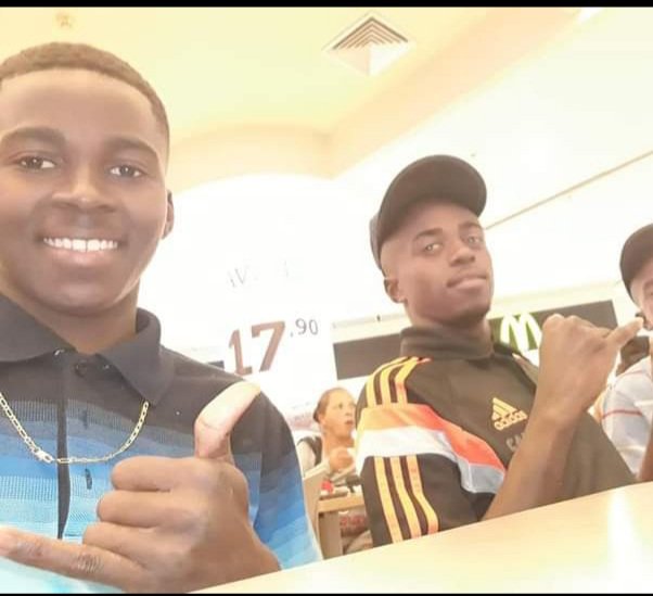 Caralho tega
Vai deixar sdd pra todos seus parceiros Pra sua família hein neguinho De lembrar das coisa boas Cmg foi só momento bom
Nossas ideia batia Igual tá batendo agr o coração a vida é louca Simples menor sorridente
Pra vida que Deus conforte o coração da coroa te amo♥️🤟🏿