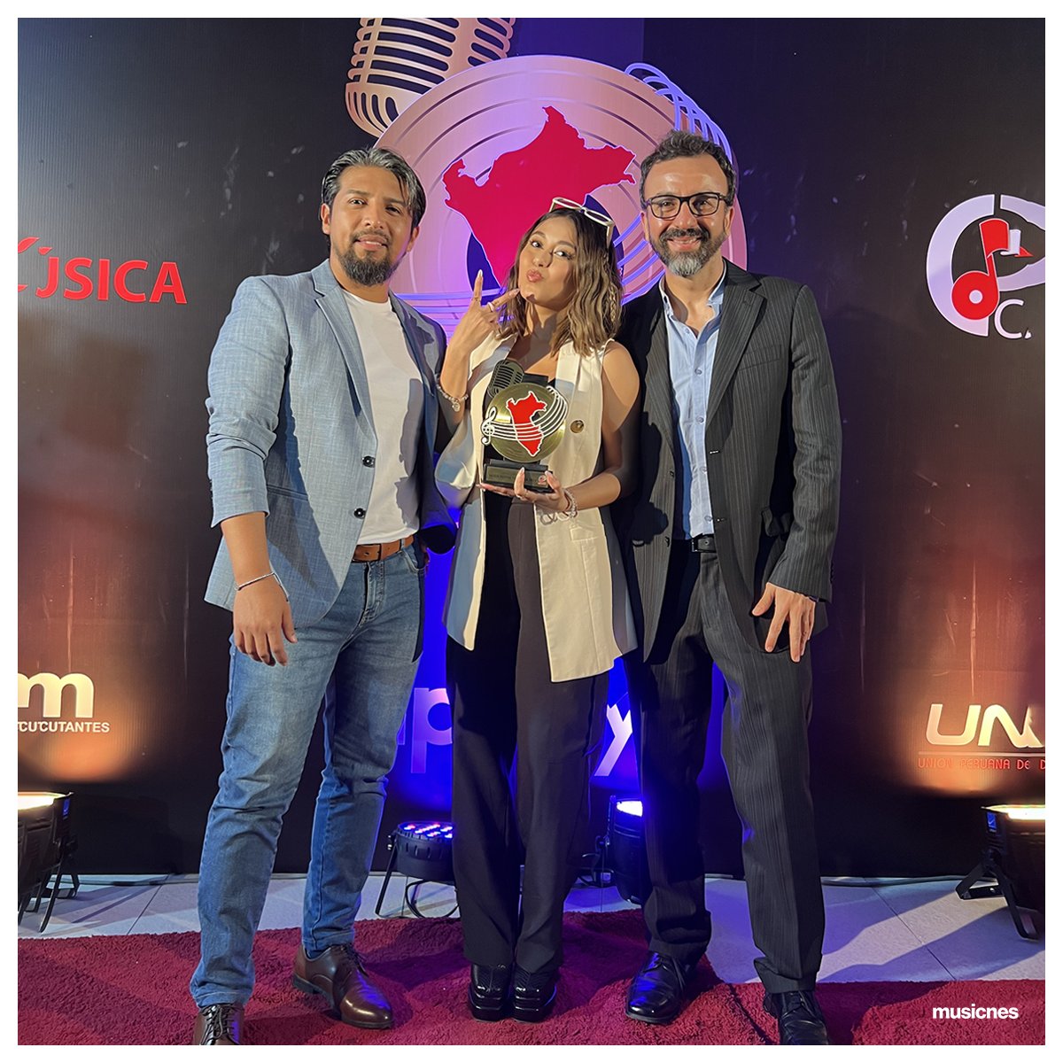 MusicnesOficial's tweet photo. La noche de ayer, el equipo @MusicnesOficial y @amygutierrezofi fue reconocido como "Mejor Productor Salsa" en la primera edición de los Premios Capemúsica (Cámara Peruana de la Música), entidad conformada por @apdaycperu, #Unimpro  y @SoniemPeru 👏 https://t.co/4edj9tllI3