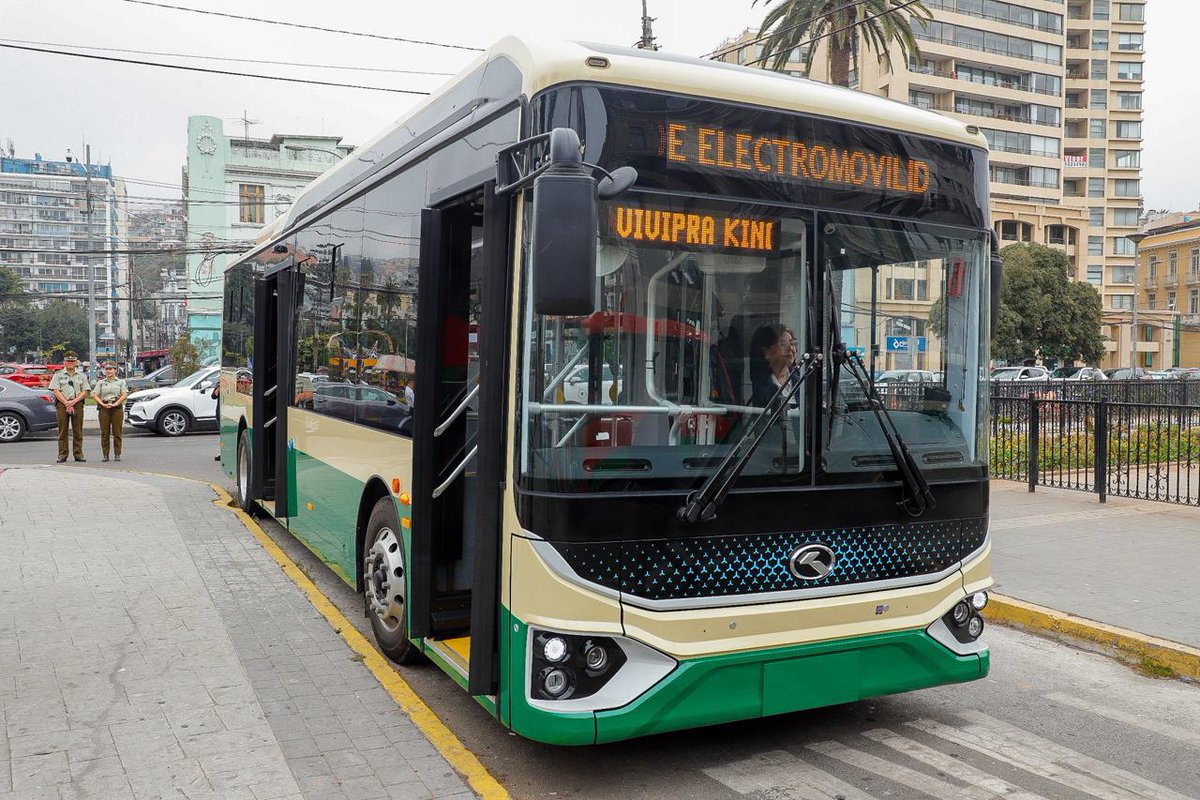 GobiernodeChile's tweet photo. ¡La electromovilidad se acerca a Valparaíso! ⚡ La Joya del Pacífico se suma a Antofagasta, Coquimbo y La Serena, preparándose para recibir sus primeros buses eléctricos, anunciados hoy por el ministro @JuanCaMunozA