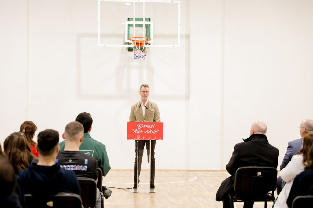 UNDPAlbania's tweet photo. The new 🏫 features IT&chemistry labs,library, multifunctional room, medical facilities, indoor gym, ramps 4 accessibility- all guided by #BuildBackBetter 4 resilient infrastructure & #BuildBackTogether 4 community involvement in reconstruction.
@EUinAlbania #UNDPEUpartnership20 https://t.co/mMwOpW0AeO