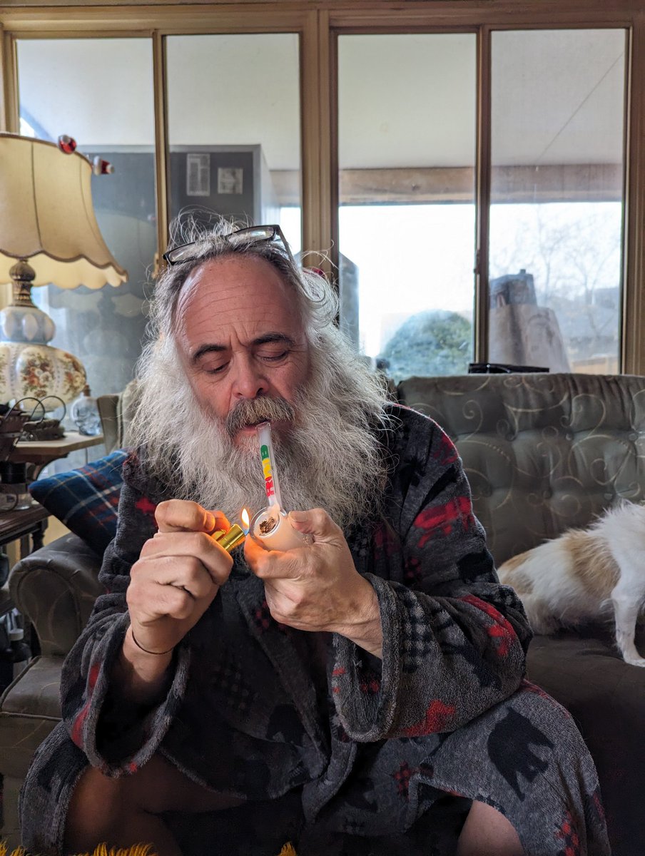 ClarkeBitter's tweet photo. Mrs Claus grabbed my phone and snapped some candids while I was hitting @TheFrostedLabs Hammer pipe . ☁️☁️☁️ of #templeball smoke were produced ✌️💚🪴 #StonerFam #CannabisCommunity https://t.co/TtPqOQshK2