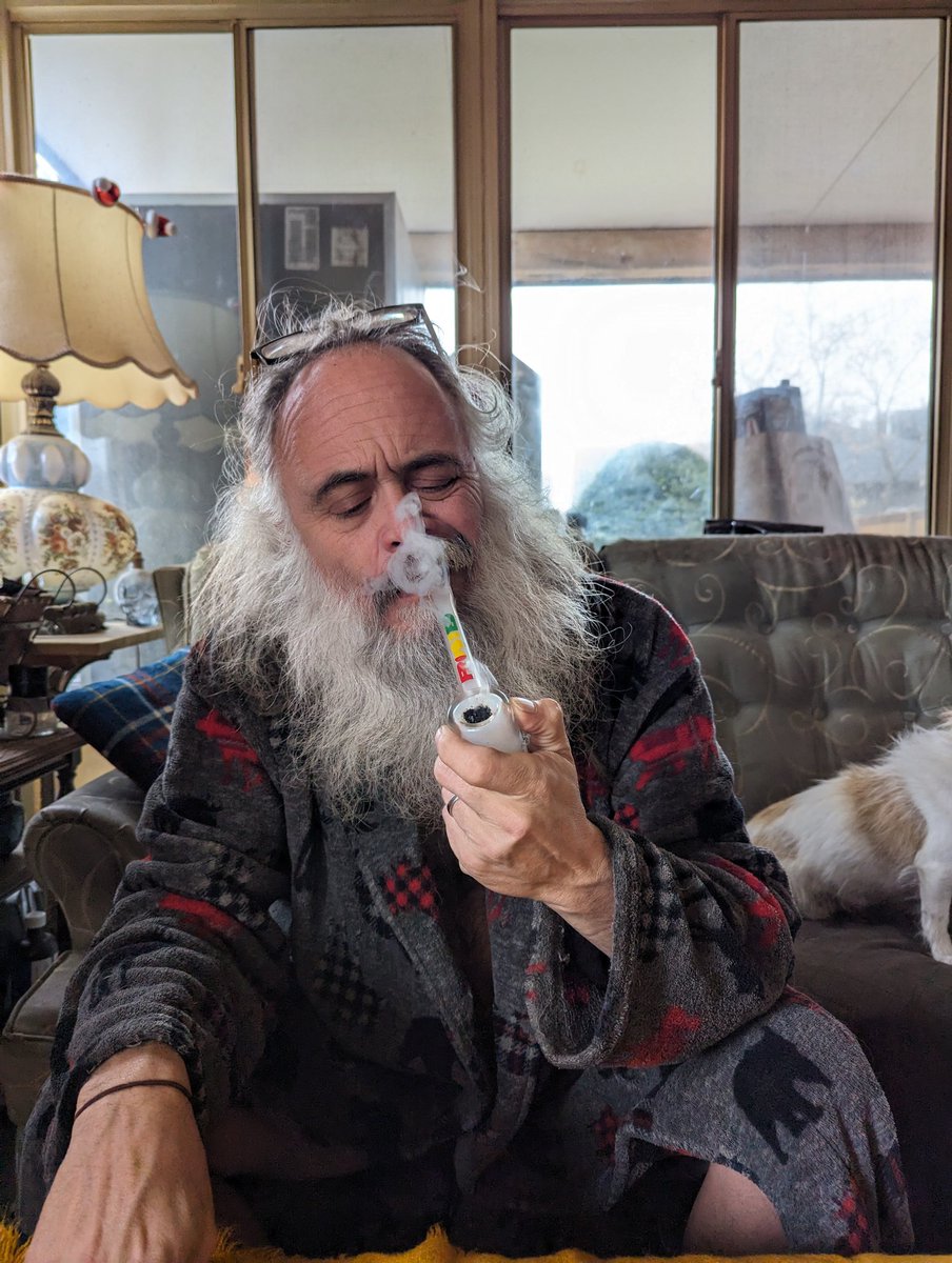 ClarkeBitter's tweet photo. Mrs Claus grabbed my phone and snapped some candids while I was hitting @TheFrostedLabs Hammer pipe . ☁️☁️☁️ of #templeball smoke were produced ✌️💚🪴 #StonerFam #CannabisCommunity https://t.co/TtPqOQshK2