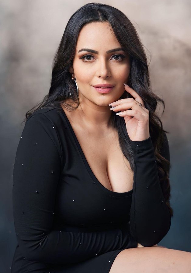 GFQ7eF3W8AE3zie?format=jpg&name=900x900