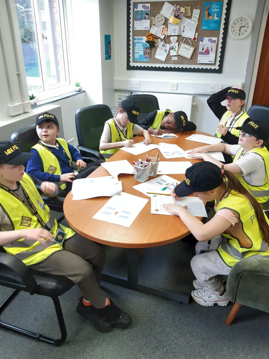Today the children at Estcourt Primary started the 'Mini Police' programme alongside PCSO Jones and Sergeant Mills. Over the next 7 weeks, the children will learn about stranger danger, crime scene investigation and road safety. #EastHull #MiniPolice #EstcourtPrimary