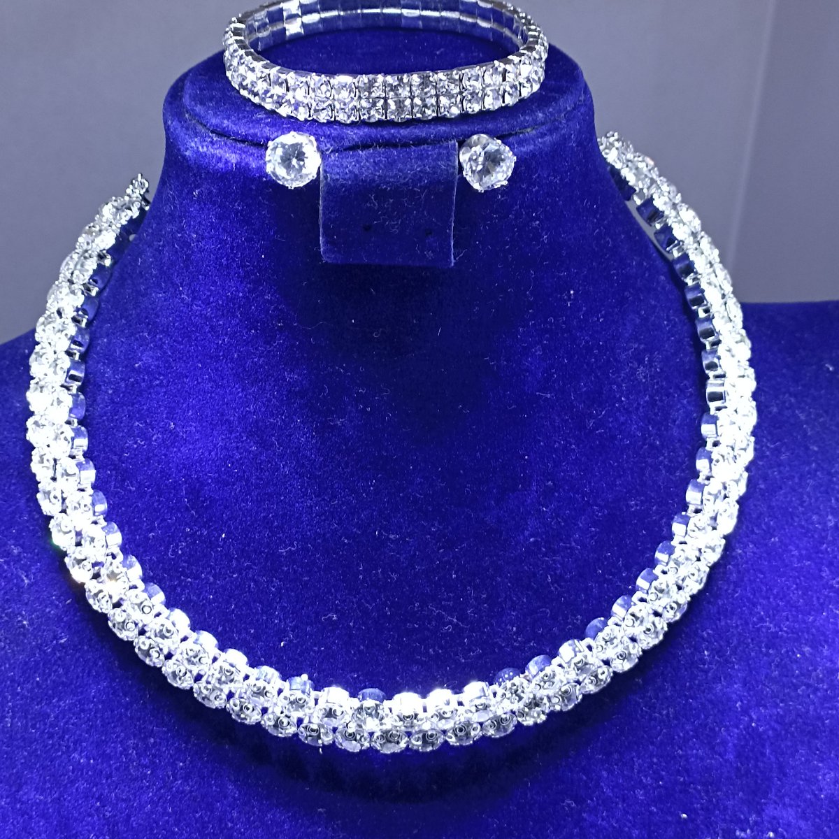 Voguelady_'s tweet photo. Bridal jewelry to make your special day 😍 a memorable one 🥰. 
Price: N10,500 and below
Dm to order
Nationwide delivery
Please kindly repost when you come across this post😊

1usd https://t.co/acNZo2g5oa