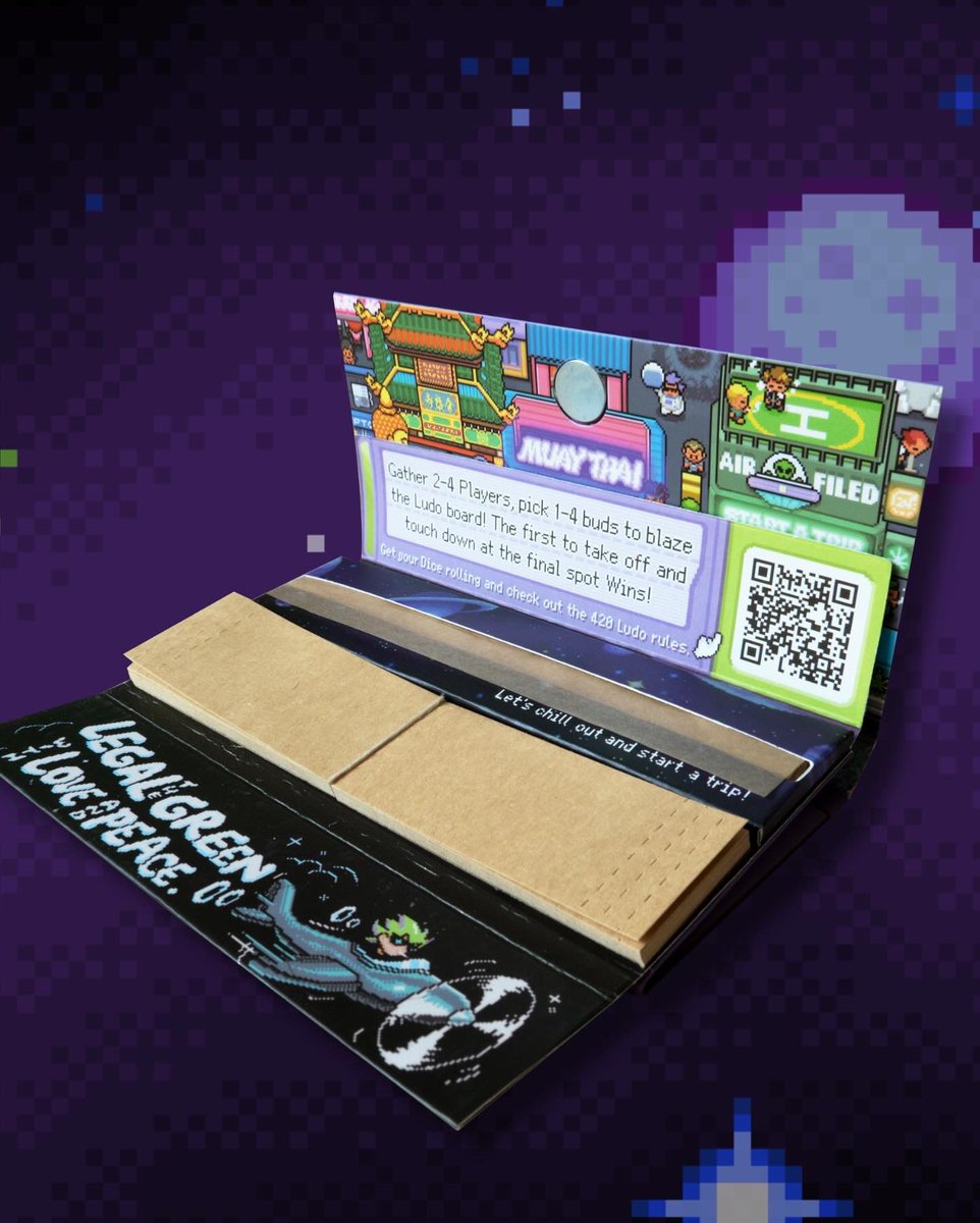 wizmanspace's tweet photo. ⭐️Flying Weebie
　　星の飛比 👾

 旅行套裝🌳綠意上線
👾travel rolling paper set inspired by the greenery of Thai 

Asia420兩期的捲紙套裝即將推出兩年，收到來自各國Tripper的喜愛和支持🐱許多友人評價為最飛暹羅手信˗ˋˏ 💚 ˎˊ˗

✨  🪐  ✨  
「星の飛比」系列在一體式Paper功能基礎上加入了飛行棋玩法，煙紙展開成棋盤就可以與機友們召喚花花開啟走棋對戰

並且Tripper們隨時隨地都可以用🥦Bud作棋子。

🎲 掃描進官網使用在線骰子，不需要很多道具，便攜又樂趣的超飛行桌遊！歡迎到泰國體驗

星の飛比 Thai²⁰²⁴ 邀請藝術家@vertigob728 繪製🔥
WizDesign設計製造☕️

#flyingweebie #星の飛比 #tripinthai #rollingpaper #weebie #buddha #gba #ludo