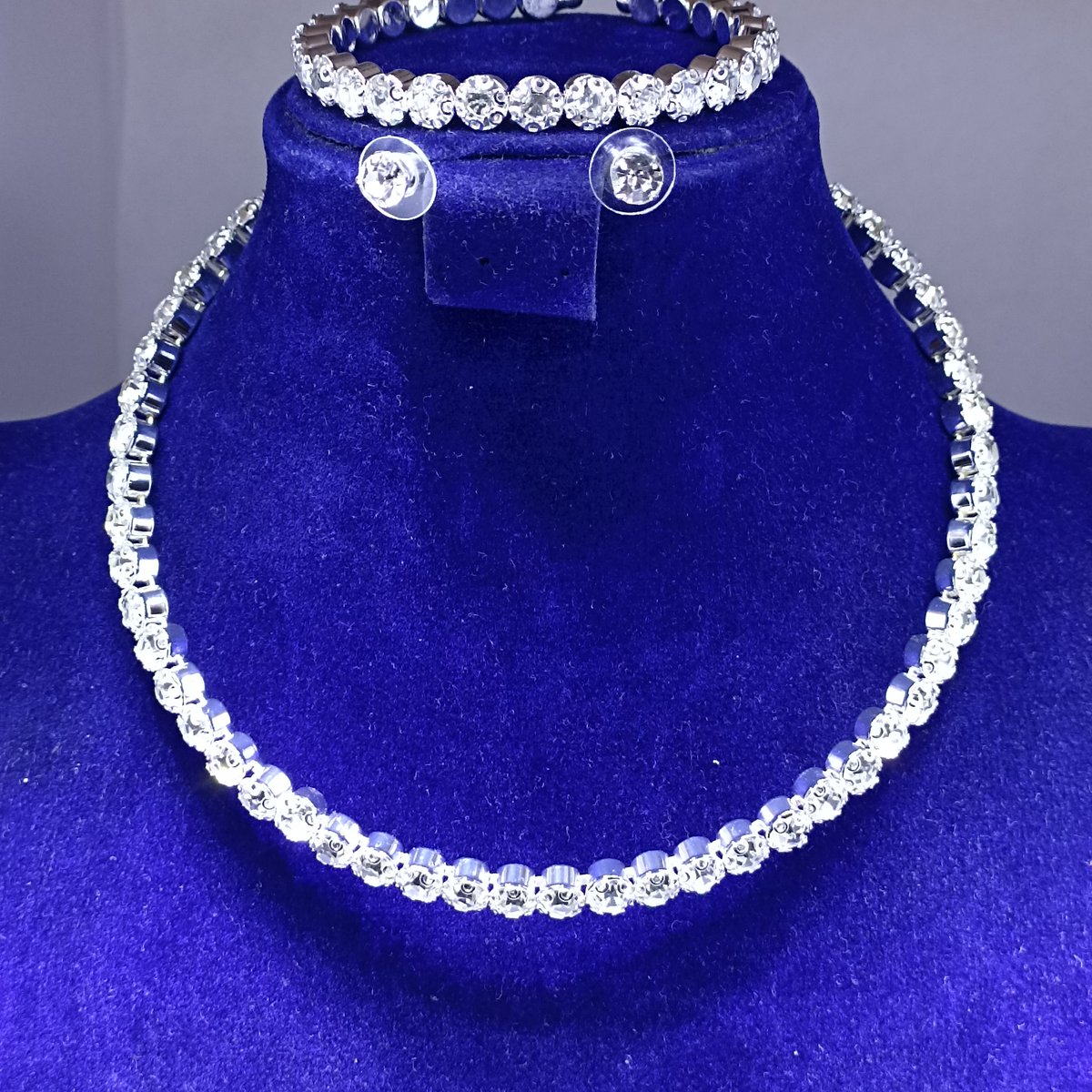 Voguelady_'s tweet photo. Bridal jewelry to make your special day 😍 a memorable one 🥰. 
Price: N10,500 and below
Dm to order
Nationwide delivery
Please kindly repost when you come across this post😊

1usd https://t.co/acNZo2g5oa