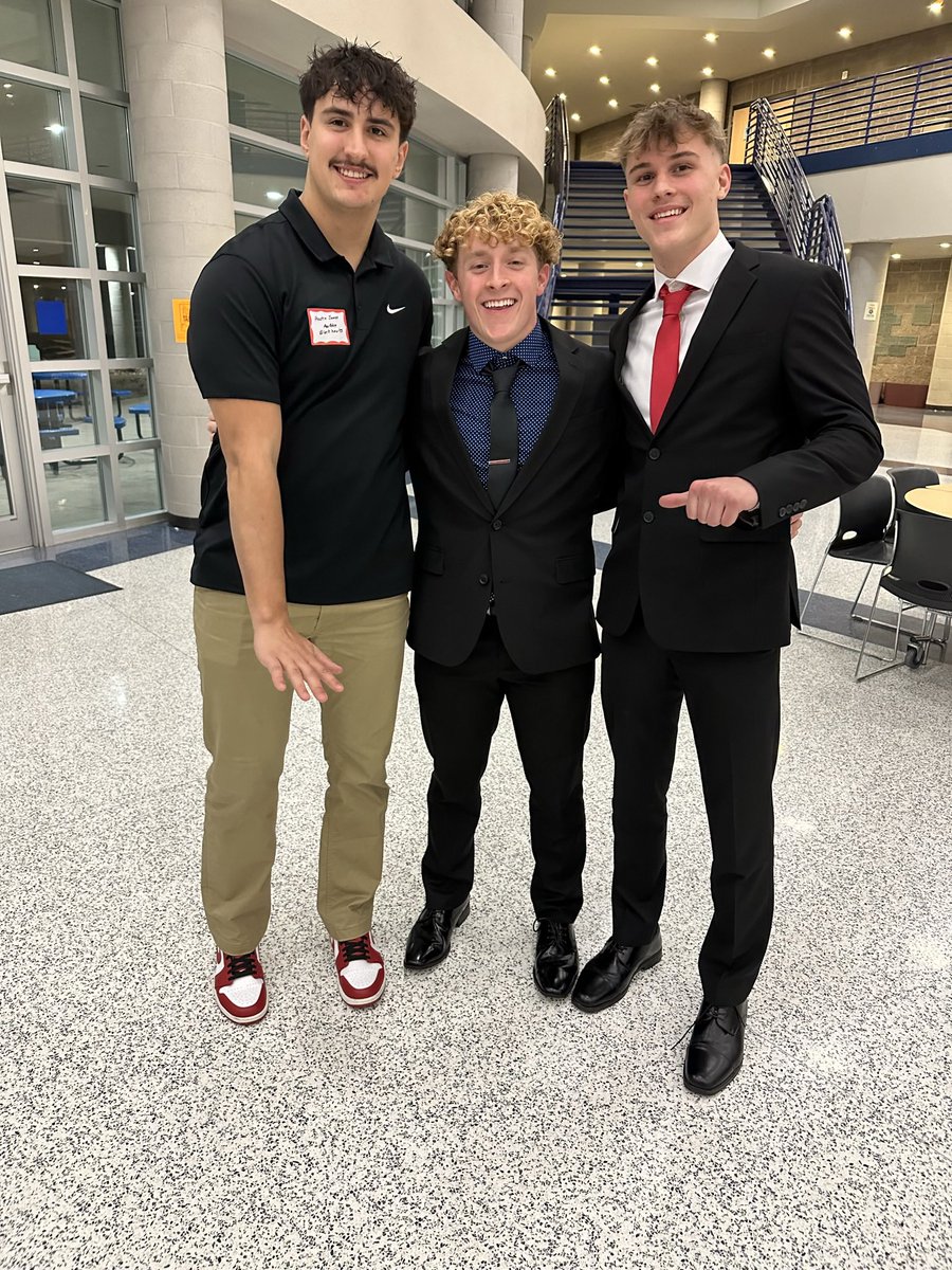 CoachBreyCook's tweet photo. Well deserved men!! 

@sethf_28 
@_AustinJames05 
@MasonWolfenden 

Way to represent Pea Ridge and @Blackhawks_FB last night and congratulations on your selection onto the KURM Dream Team! 

#FLIGHT ⬆️⬆️ https://t.co/uM3UKN2Qrb