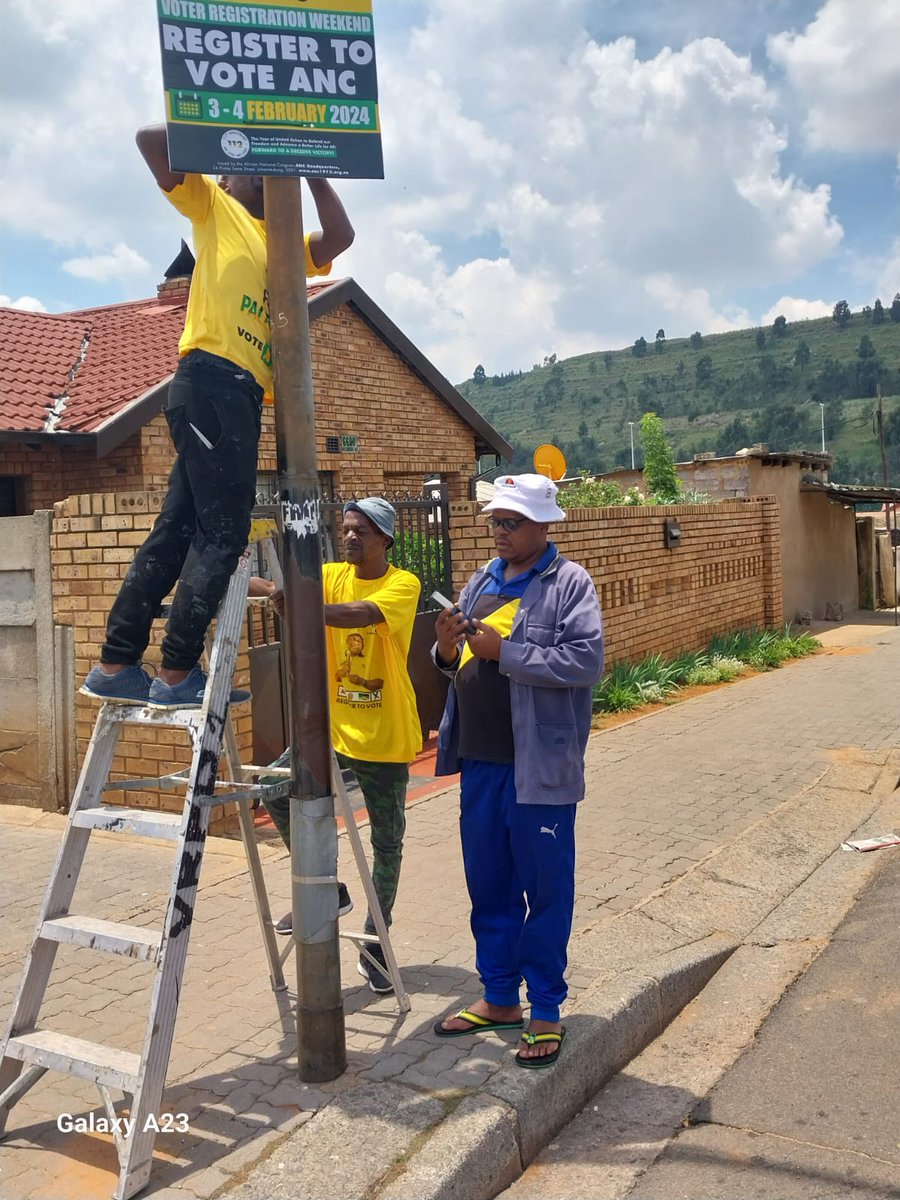 VuyaniMabaxa27's tweet photo. Vuyani Mabaxa Branch Maqabane hard at work #ANCAtWork #Postering #RegisterToVoteANC
@ANCJHB @GautengANC @NtandoKhoza13 @MYANC
@Milikitati @Mahlaku_mokgadi @sneidjer365 @Stan_Itsh @khanyi1509 @LesegoMotshwane
#BuildingBetterCommunities #VoteANC #ForeverYona ✊🖤💚💛 https://t.co/AjuPGVkcmw