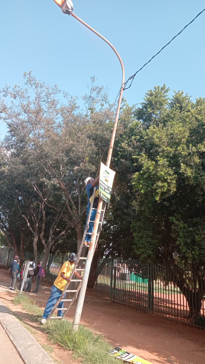 VuyaniMabaxa27's tweet photo. Vuyani Mabaxa Branch Maqabane hard at work #ANCAtWork #Postering #RegisterToVoteANC
@ANCJHB @GautengANC @NtandoKhoza13 @MYANC
@Milikitati @Mahlaku_mokgadi @sneidjer365 @Stan_Itsh @khanyi1509 @LesegoMotshwane
#BuildingBetterCommunities #VoteANC #ForeverYona ✊🖤💚💛 https://t.co/AjuPGVkcmw
