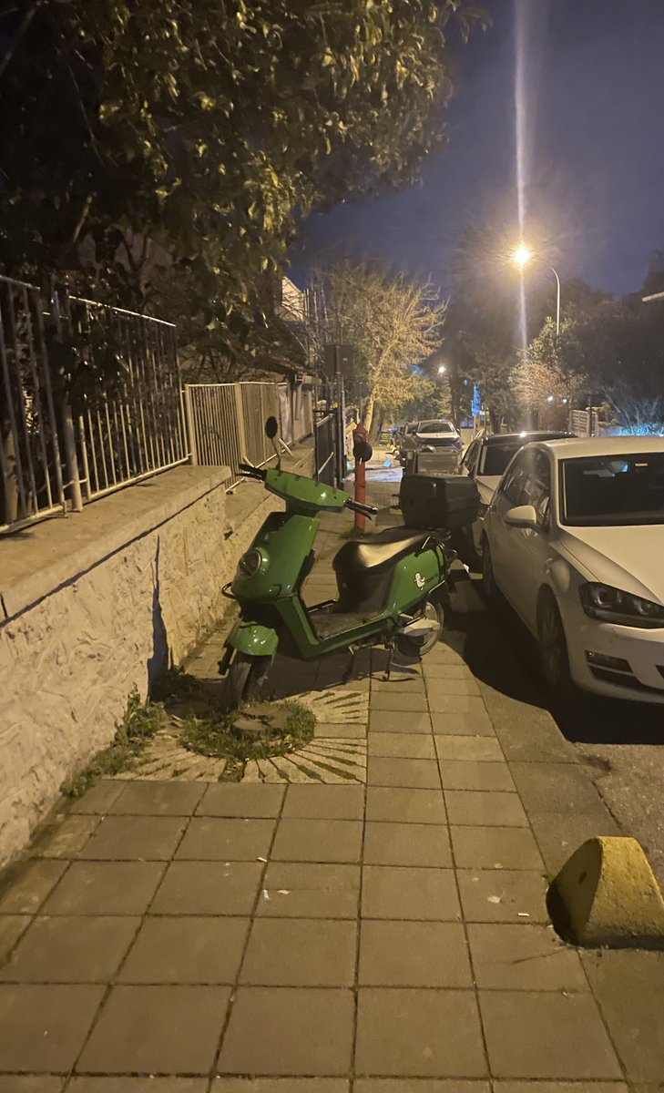 berkaysaylam's tweet photo. Kasıtlı olarak yapılmışcasına mahallemde her gün böyle  manzaralar görmekten sıkıldım gerçekten. Bunların kontrolü kim tarafından yapılıyor? Ceza uygulanıyor mu? @martiteknoloji @kadikoybelediye https://t.co/jTb35da5vC