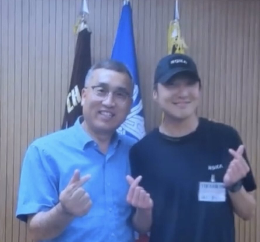 pearl4minhoon's tweet image. “I've only seen one most excellent celebrity. Student WINNER Kang Seungyoon"

This high praise 👏😭 We alr know how diligent he is on top of being talented but yoooo 💙