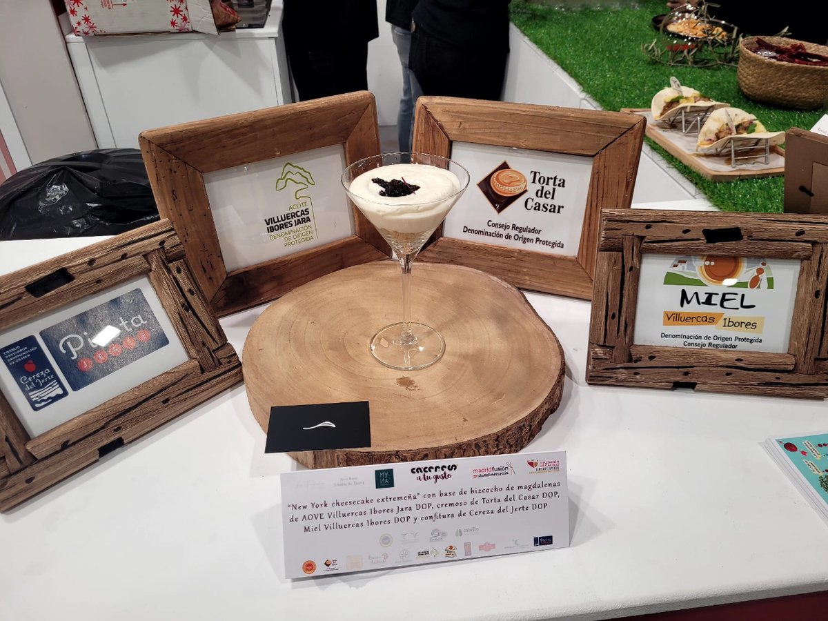 👉 Ayer finalizó #madridfusion2024 con un capricho #dulce creado por Chef Alia Pastry Shop.

😋 'New York cheesecake extremeña' con @aceitevijdop, @tortacasar, @PICOTADELJERTE y, por supuesto, Miel Villuercas Ibores.

#gastronomia #Madrid #Extremadura #postres #pasteleria