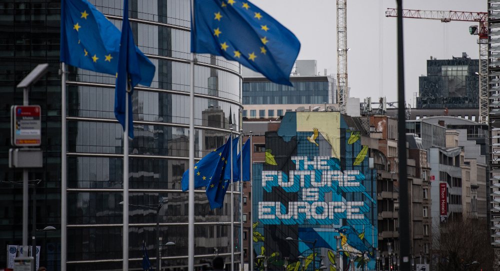 ❓ | Can Europe Defend Democracy?

European #democracy faces threats from both within and outside.

To counter them, Europe needs leaders who are serious about upholding democratic values and addressing citizens' grievances.

13 experts give their takes ➡️ carnegieeurope.eu/p-91525