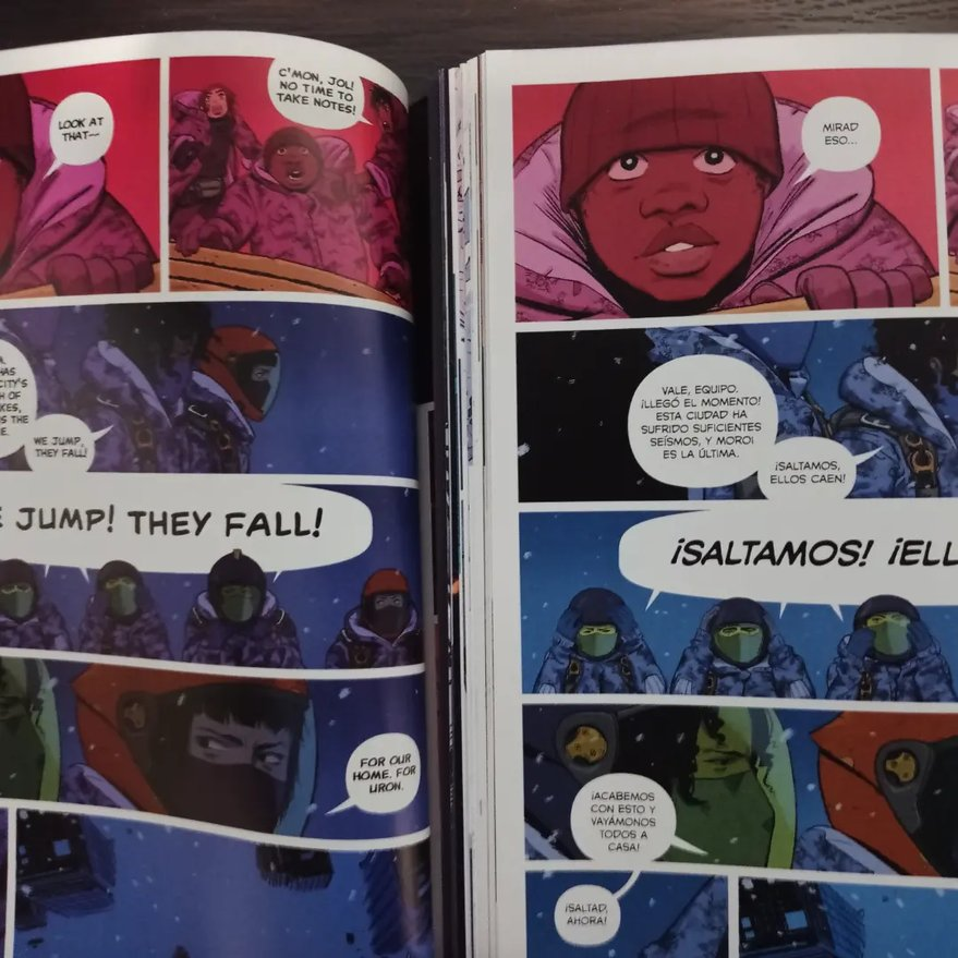 Me encanta comparar el tomo americano original con la nueva edición en castellano de <a href="/Astiberri/">Astiberri Ediciones</a>.
Como veís, hay algunas mejoras en el diseño y diferencias de matices en los colores, y el papel además es 😘👌