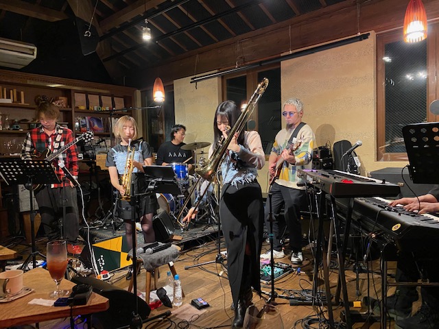 meroom's tweet photo. #溝の口 の日(#昭和 #居酒屋 その1「#かとりや 溝の口店」&その2「#たまい本店」&#フィオーレの森 2F「#neonera(#ネオネラ)」でライ部活 #amsection)#ライブ
https://t.co/o8qD0oszEC https://t.co/udJ0ddBas5