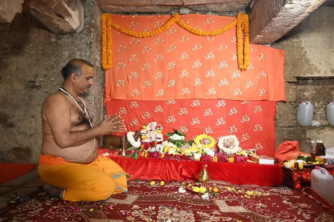 atulseth911's tweet photo. ज्ञानवापी मंदिर में व्यास जी के तहखाने में पूजन के दौरान का प्रथम दर्शन...🙏🏻😇
     #हर_हर_महादेव 🙌🏻🚩 https://t.co/wXSegnSPAT