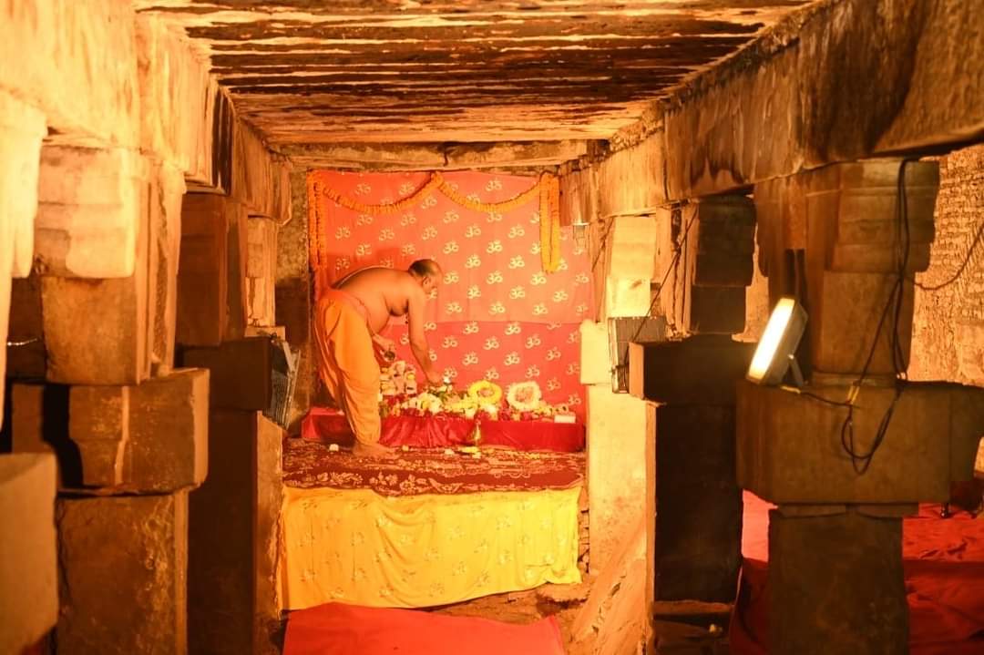 atulseth911's tweet photo. ज्ञानवापी मंदिर में व्यास जी के तहखाने में पूजन के दौरान का प्रथम दर्शन...🙏🏻😇
     #हर_हर_महादेव 🙌🏻🚩 https://t.co/wXSegnSPAT