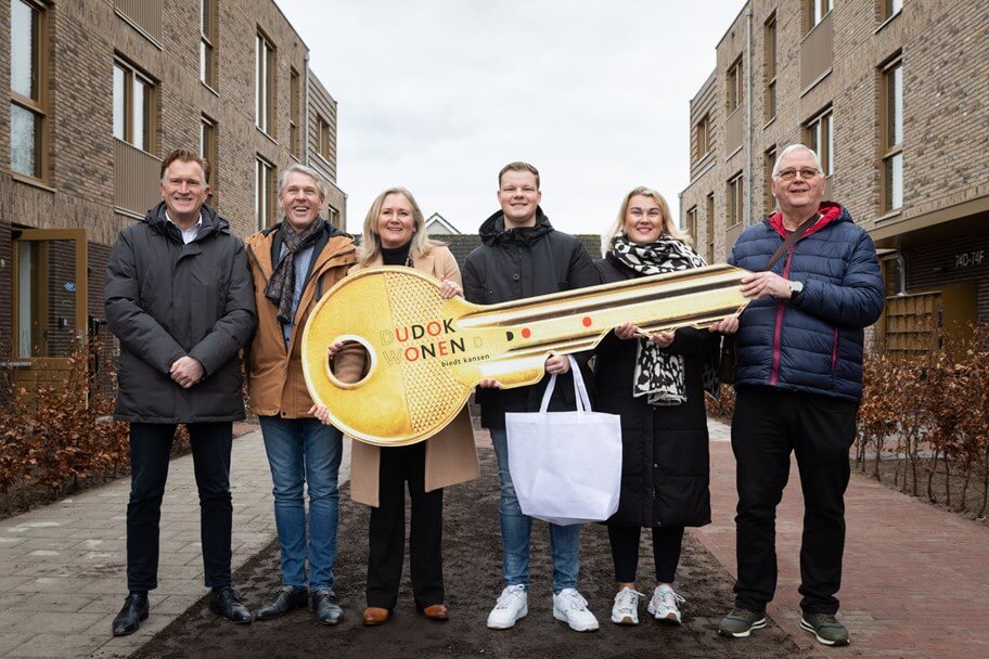 Een bijzonder moment in woonwijk De Keverdijk in <a href="/GemeenteNaarden/">Gemeente Naarden</a>. Jacqueline Van Ham van <a href="/dudokwonen/">Dudok Wonen</a> en wethouder Nico Schimmel overhandigden eind vorige week sleutels aan blije bewoners van 40 prachtige nieuwe woningen.

<a href="/GooiseMeren/">Gooise Meren</a> @Heijmans 

corporatiebouw.nl/dudok-wonen-ov…

#bouw
