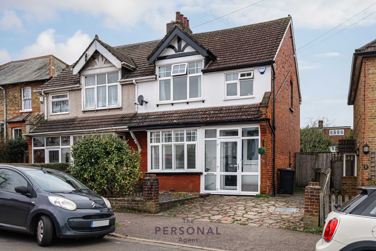 PA_Lettings's tweet photo. Our *LETTING OF THE WEEK*
Salisbury Road, Banstead, £2,500 PCM
3 Beds, 1 Bathroom

**QUIET LOCATION** Enjoying a highly convenient location, just a four minute walk from #Banstead High Street (0.2 miles).

Find out more https://t.co/IQt3DNAZlP...
#epsomlettings #lettings #newhome https://t.co/Go7CICusGr