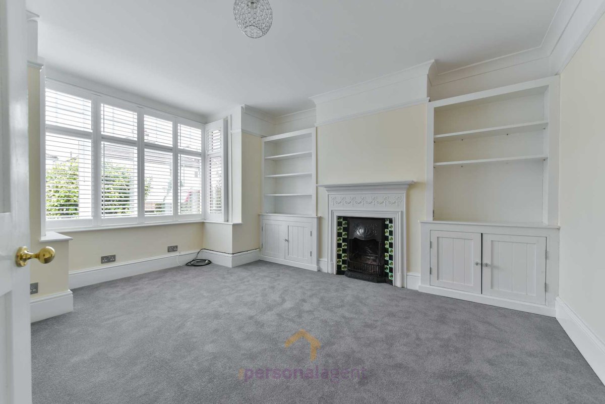 PA_Lettings's tweet photo. Our *LETTING OF THE WEEK*
Salisbury Road, Banstead, £2,500 PCM
3 Beds, 1 Bathroom

**QUIET LOCATION** Enjoying a highly convenient location, just a four minute walk from #Banstead High Street (0.2 miles).

Find out more https://t.co/IQt3DNAZlP...
#epsomlettings #lettings #newhome https://t.co/Go7CICusGr