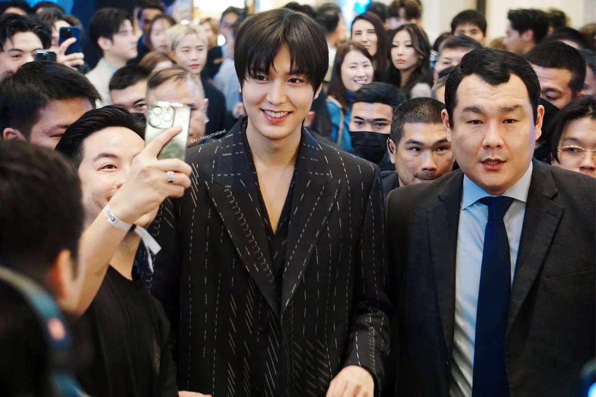 Lee Min Ho at Fendi Men's Boutique Opening at Siam Paragon, Thailand✨

Mega star LMH is so humble 🥹

#LeeMinHo #이민호 
cr Sai_Chumnumporn