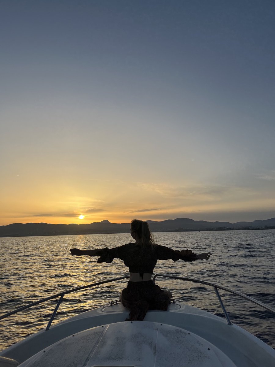 gramis99's tweet photo. Viviria en momentos asi 🤍🌅 cuando entiendes que la vida se basa en rodearte de personas con las que sientes que vuelas y no quieres volver a casa

Mirad como disfruta la capitana 🧑‍✈️ https://t.co/fH9yIJDbwA