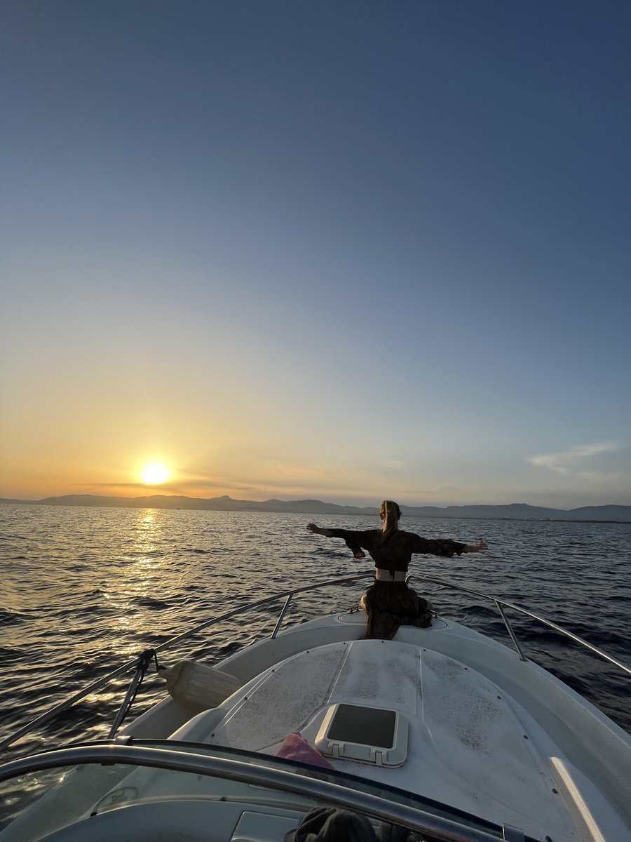 gramis99's tweet photo. Viviria en momentos asi 🤍🌅 cuando entiendes que la vida se basa en rodearte de personas con las que sientes que vuelas y no quieres volver a casa

Mirad como disfruta la capitana 🧑‍✈️ https://t.co/fH9yIJDbwA