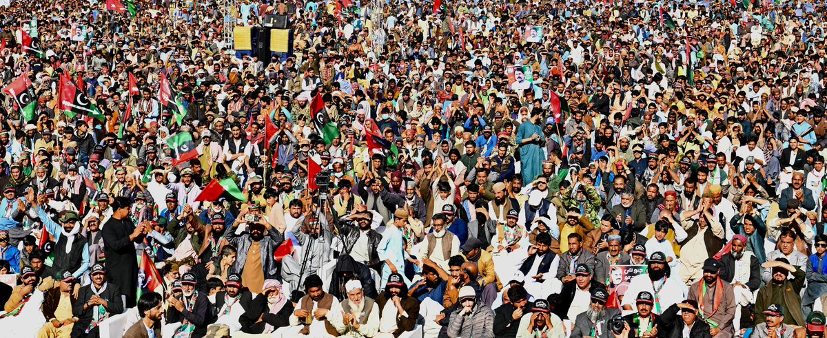 BBhuttoZardari's tweet photo. For too long Balochistan has been neglected, deprived, and ignored. Our brothers and sisters in Khuzdar want an end to violence, inflation, poverty, and unemployment. Old politics redirected CPECs route from Balochistan to Punjab, depriving its people of development, jobs, and better lives. The Pakistan Peoples Party believes in empowering the people of Balochistan to make decisions in their own interests. We need to choose a new politics that puts an end to paternalistic bureaucrats in Islamabad thinking they know what’s best for local communities. Vote Teer on 8th February and choose empowerment, choose development, and choose a better tomorrow 
#چنو_نئی_سوچ_کو