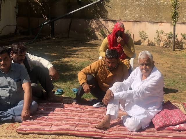 singhal_kanaram's tweet photo. मंत्री डॉक्टर किरोडीलालमीणा जी शहीद स्मारक धरना स्थल पर युवामित्रों का समर्थन करने क्यों नहीं आ रहे हैं
20 दिन से धरने पर आपकी आस लगाए बैठे हैं इंतजार हो रहा है आप आए और हमें न्याय दिलाए
@BhajanlalBjp
@DrKirodilalBJP
@1stIndiaNews
@DainikBhaskar
#युवामित्रों_को_भूले_किरोड़ीलाल https://t.co/HQjXXuLbA4