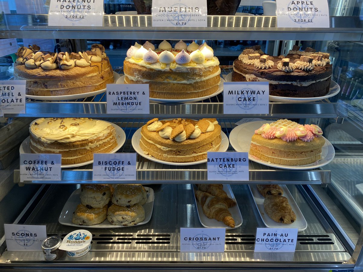 BlancoGoGo's tweet photo. Which one would you have chosen? π° #CakeDate https://t.co/SrAaHZ4qe7