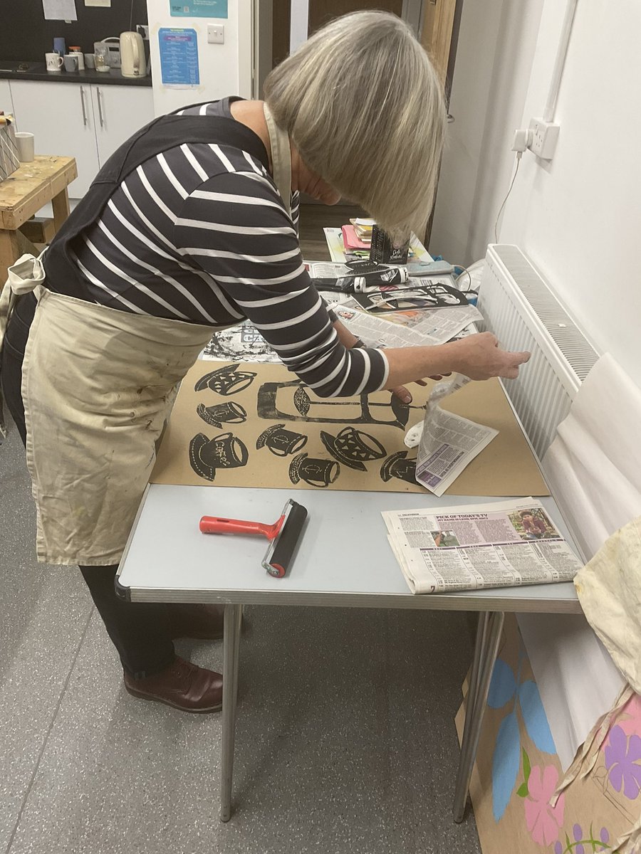 Another great art workshop at the Dusty. Great to see some final prints coming together✂️🖤✏️

Our MillenniumCentre exhibition is next month😀
#ExploreCollectiveArts